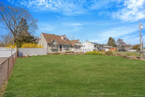 842 Greenlawn Ave, Islip Terrace, NY 11752