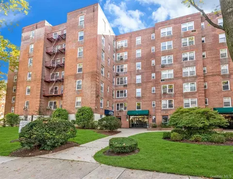 27-04 Parsons Blvd #2G, Flushing, NY 11354