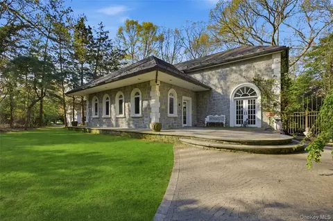 31 W Meadow Rd, Setauket, NY 11733