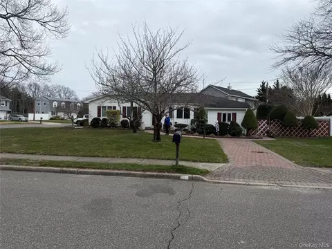 3 Jenny Ln, Holtsville, NY 11742