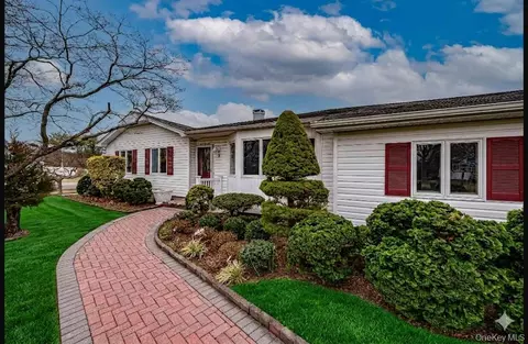 3 Jenny Ln, Holtsville, NY 11742