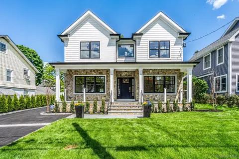 33 3rd St, North Hempstead, NY 11030