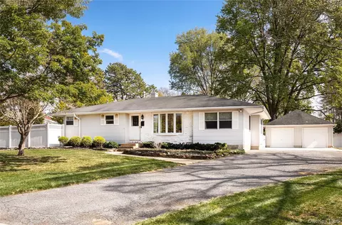 8 Wichard Dr, Oakdale, NY 11769