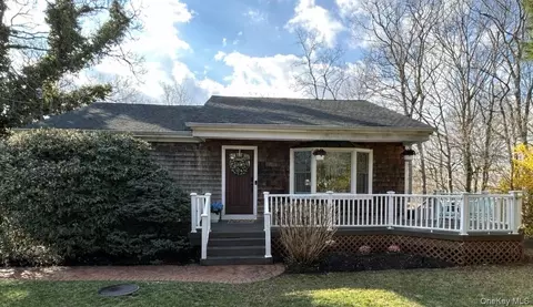 40 Clubhouse Dr, Rocky Point, NY 11778