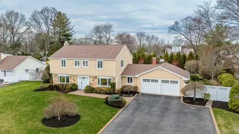 9 Bowen Pl, Stony Brook, NY 11790