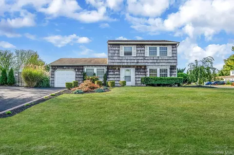 360 Woodside Ave, Bellport, NY 11713