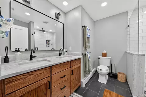 Bath - 3 Mountain Brook Rd, Cornwall, NY 12518 photo 2 of 5