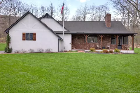 Exterior - 3 Mountain Brook Rd, Cornwall, NY 12518 photo 8 of 8