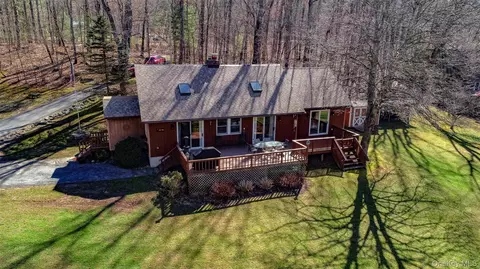 19 Arrowhead Ln, Tusten, NY 12764