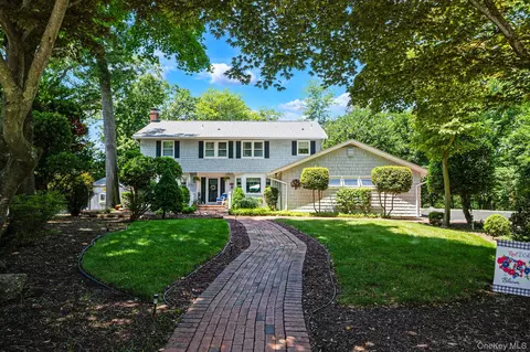 12 Knoll Crst, Miller Place, NY 11764