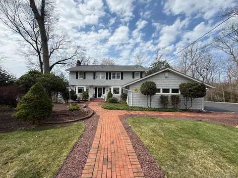 12 Knoll Crst, Miller Place, NY 11764