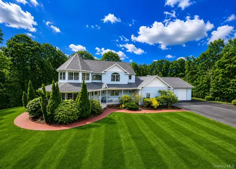 287 Dayton Ave, Manorville, NY 11949