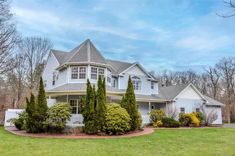 287 Dayton Ave, Manorville, NY 11949