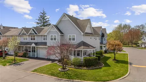 1 Clubhouse Cir, Central Islip, NY 11722