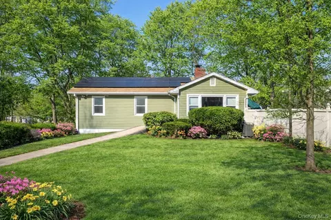 52 Third St, Clarkstown, NY 10956