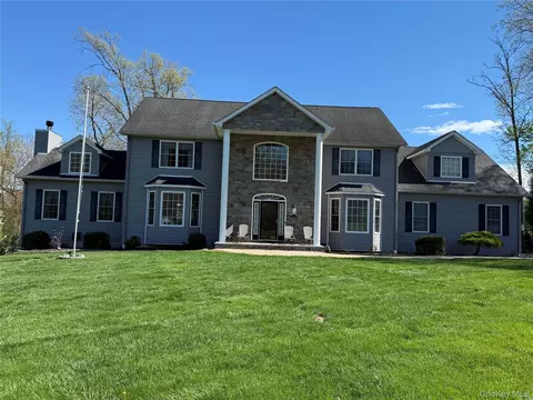 104 Winding Brook Ct, New Windsor, NY 12553
