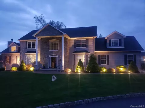 104 Winding Brook Ct, New Windsor, NY 12553