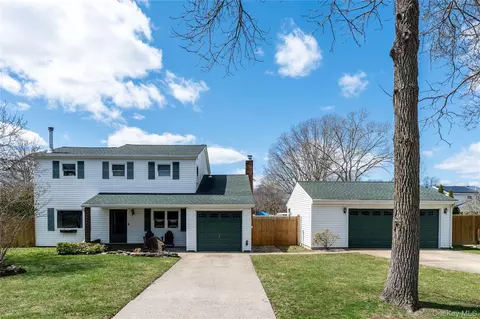 86 Tremont Ave, Medford, NY 11763