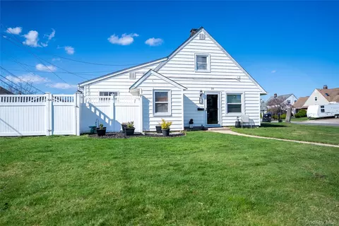 23 Bent Ln, Levittown, NY 11756