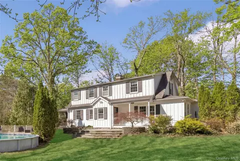 198 Pidgeon Hill Rd, Huntington Station, NY 11746