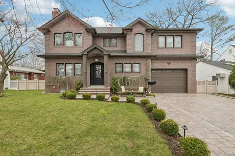 23 Ogden Ave, North Hempstead, NY 11596