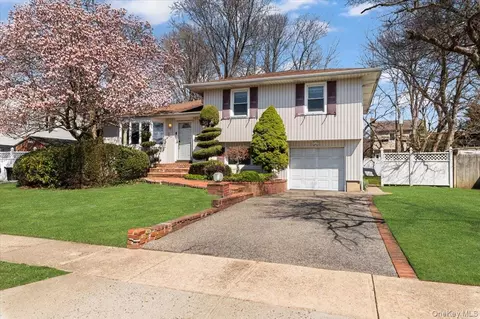 20 Pickwick Dr W, Syosset, NY 11791