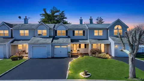 4 Beech St, Central Islip, NY 11722