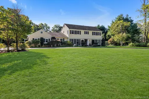 7 Shady Meadow Ln, Syosset, NY 11791