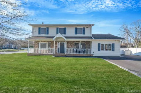 528 Mollie Blvd, Holbrook, NY 11741