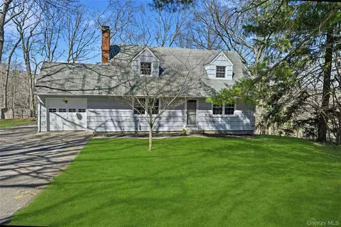 248 Dogwood Dr, Wading River, NY 11792