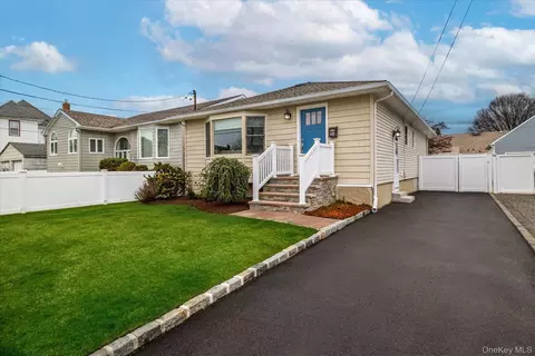 2 Baylis Pl # A, Lynbrook, NY 11563