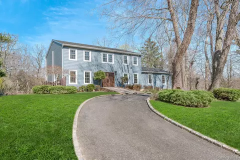 2 Pebble Hill Dr, Northport, NY 11768