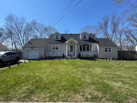 12 Bruce Ln, Kings Park, NY 11754