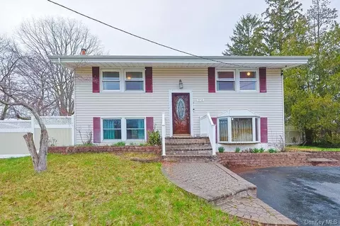 376 Magnolia Dr, Selden, NY 11784