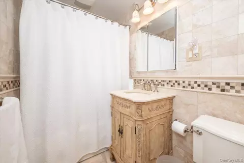 Bath - 19945 34th Ave, Flushing, NY 11358 photo 2 of 3