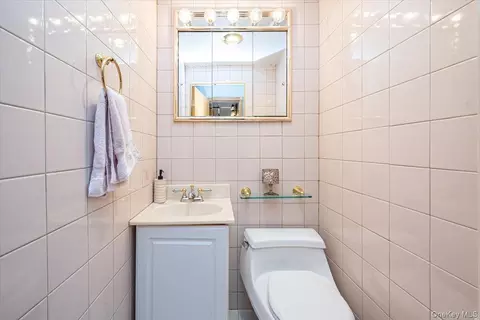 Bath - 19945 34th Ave, Flushing, NY 11358 photo 1 of 3