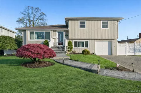 2487 Abbey Ln, Seaford, NY 11783