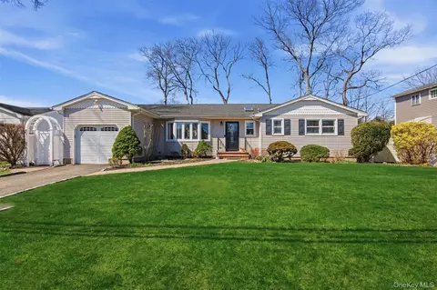 64 Avenue D, Holbrook, NY 11741
