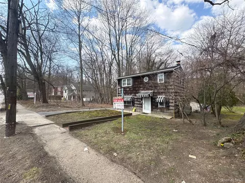 471 Community Dr, North Hempstead, NY 11030