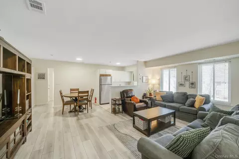 22 Kiowa Ct #22, Coram, NY 11727