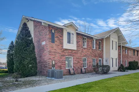 22 Kiowa Ct #22, Coram, NY 11727