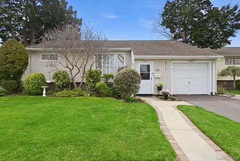 34 Jasmine Ln, Valley Stream, NY 11581