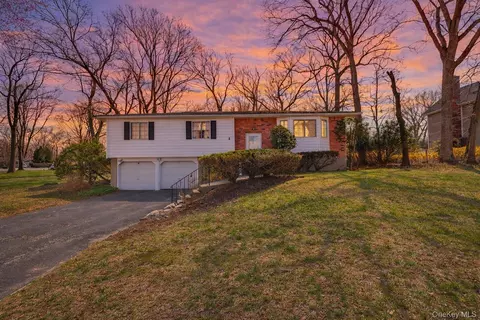 17 Peacock Ln, Commack, NY 11725