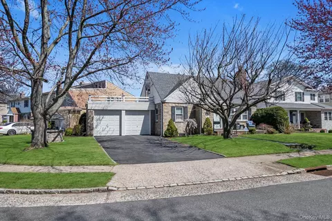 14 Avon Rd, North Hempstead, NY 11040