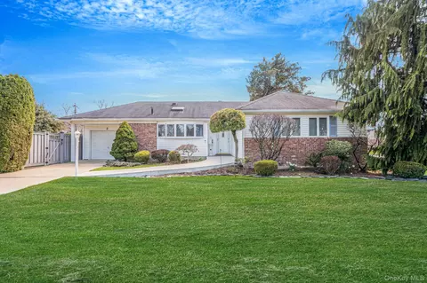 2 Rhonda Ln, Farmingdale, NY 11735