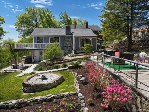 18 Pleasant Rd, Lake Peekskill, NY 10537