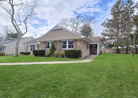 22 Freemont Ln, Coram, NY 11727