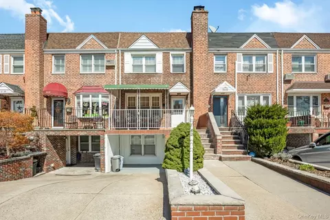 61-43 75th Pl, New York, NY 11379