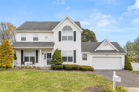 32 Willowbend Ln, Holtsville, NY 11742