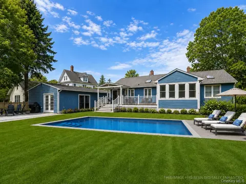 10940 Main Rd, East Marion, NY 11939